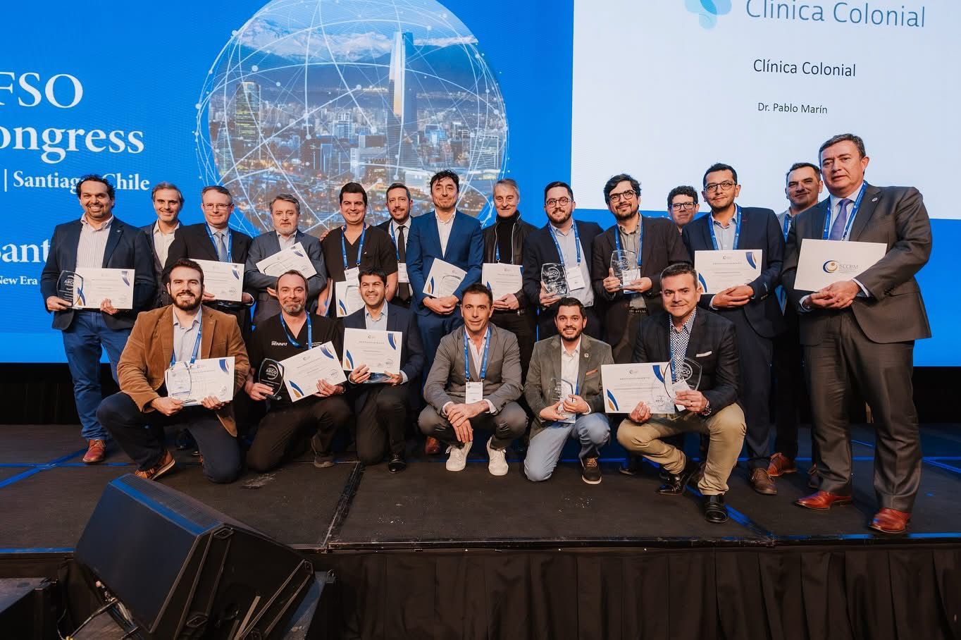 Dr. Jaime Zamarin y equipo médico mostrando certificados de acreditación ARCO en ceremonia oficial.